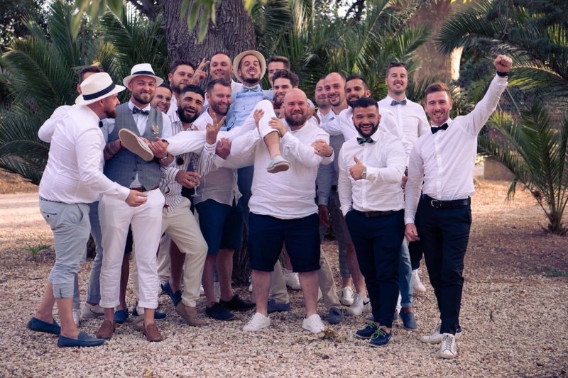 photo d'un groupe d'hommes lors d'un mariage où ils portent le marié