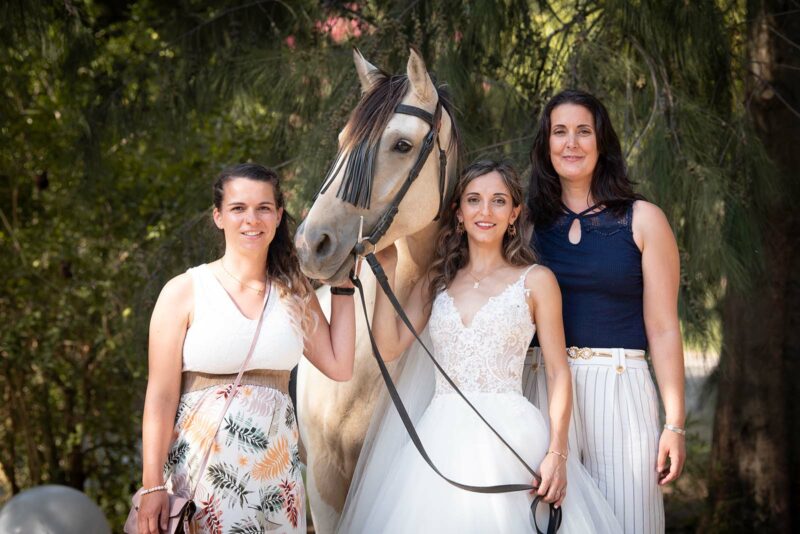 photo de groupe lors d'un mariage avec un cheval