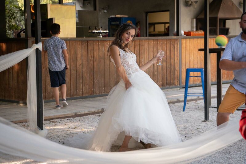 photo d'une mariée faisant une grimace avec un verre à la main