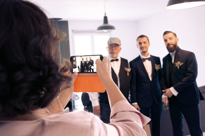vue d'un smartphone qui prend en photo trois hommes en costume