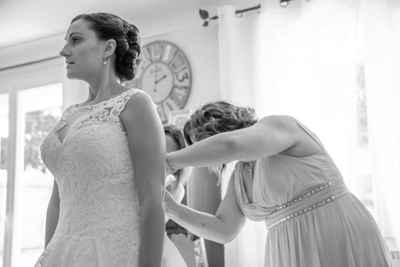 photo noir et blanc des préparatifs d'une mariée