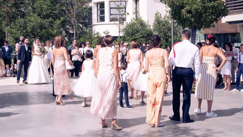 flashmob lors d'une sortie de mairie après un mariage