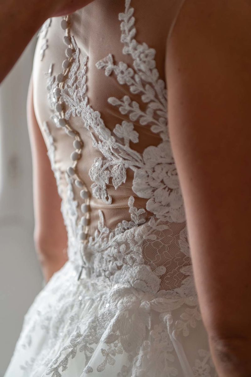 détail du dos d'une robe de mariée