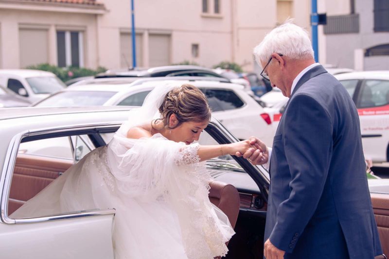 mariée qui sort de la voiture aidée par son papa