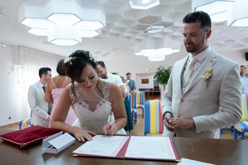mariée signant le registre de mariage lors de la cérémonie civile