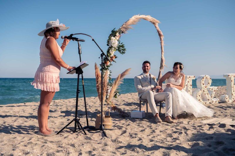 cérémonie laïque d'un mariage à la plage
