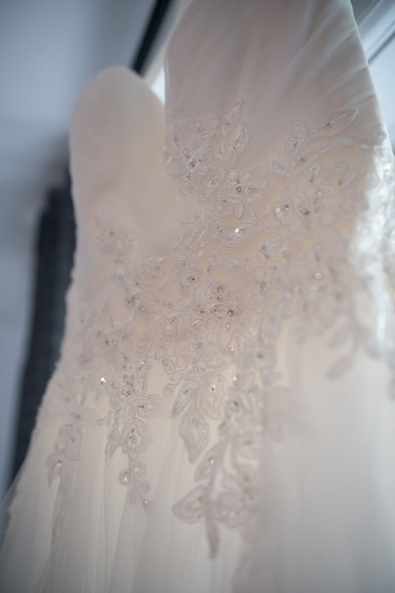 gros plans sur les détails d'une robe de mariée