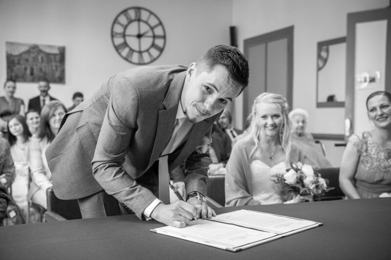marié signant le registre de mariage