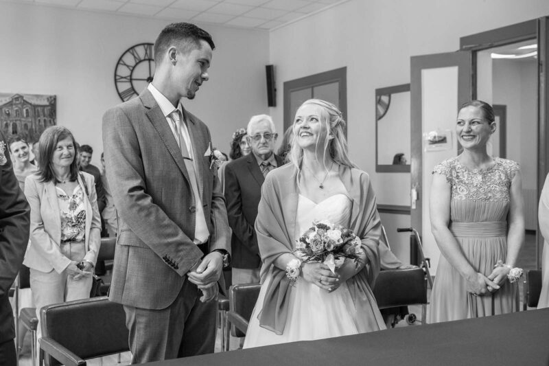photo des mariés se regardant lors de la cérémonie civile