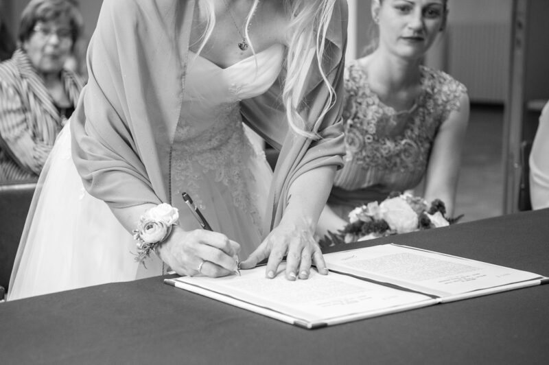 mariée signant le registre de mariage