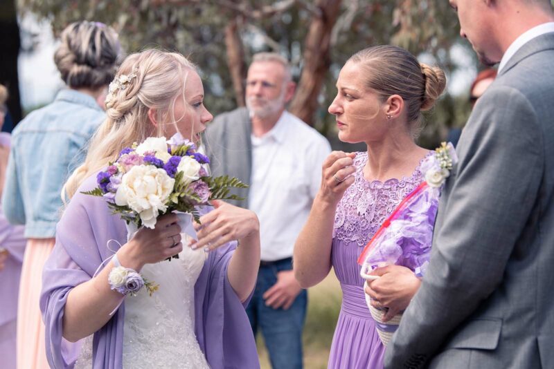 mariée en face à face avec une dame habillée en robe de cérémonie