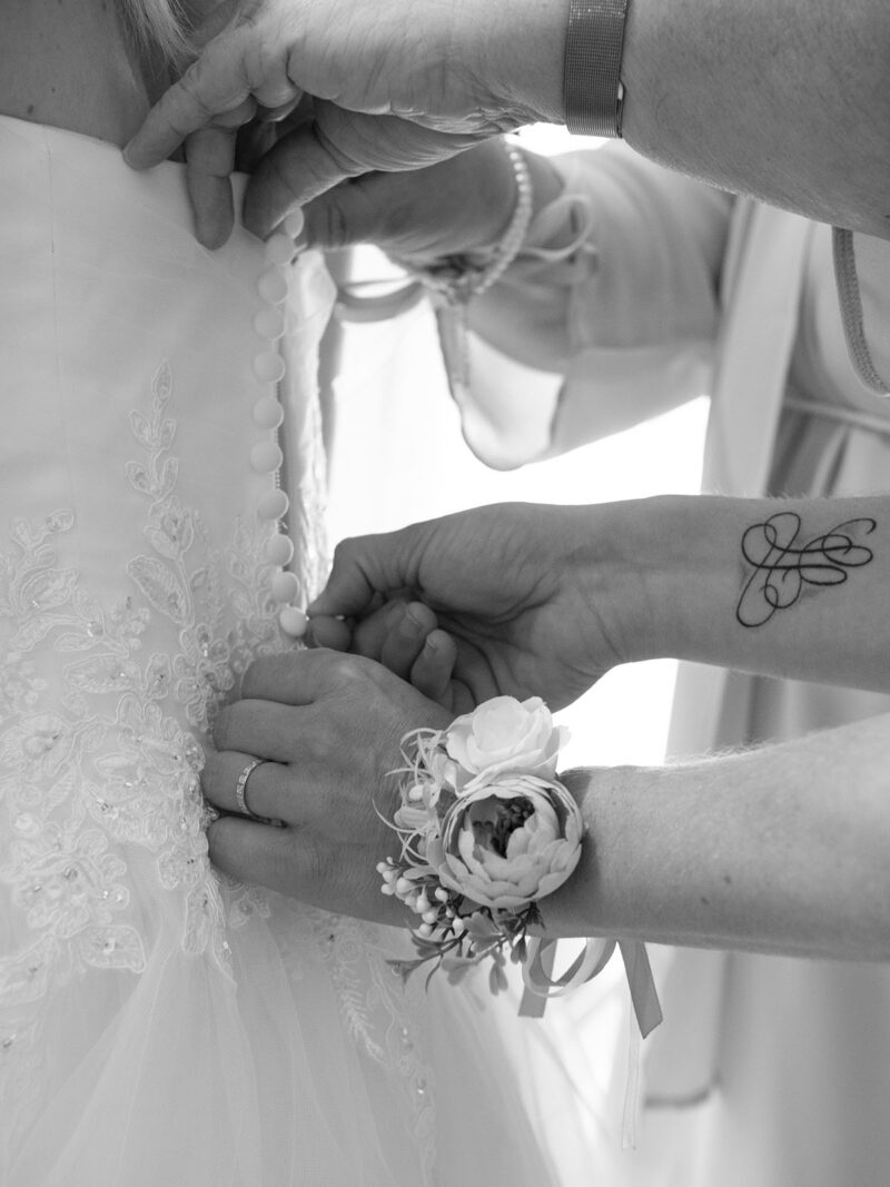 gros plan noir et blanc sur la fermeture d'une robe de mariée