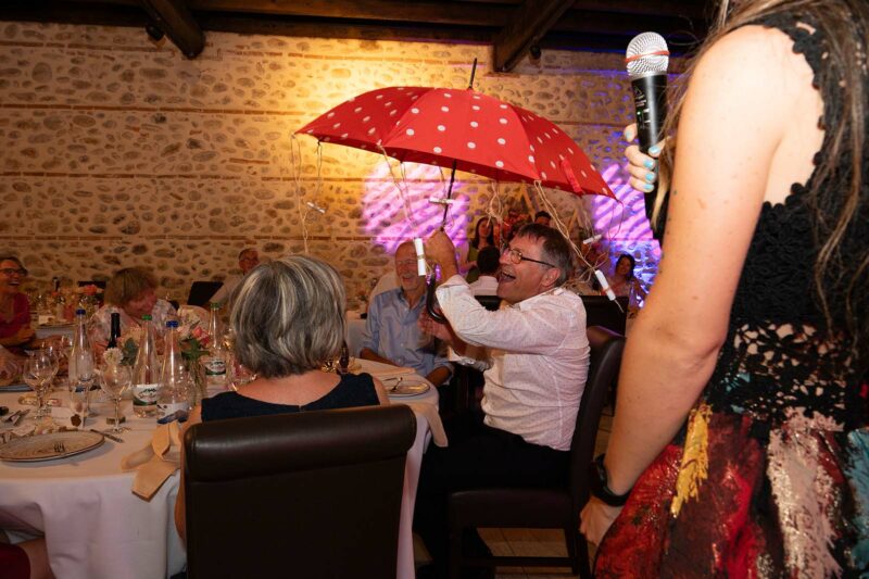 phot du jeu de l'ombrelle lors d'un mariage