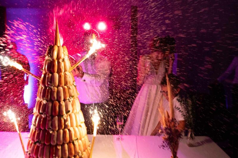 photo d'un gâteau de mariage avec une explosion de champagne