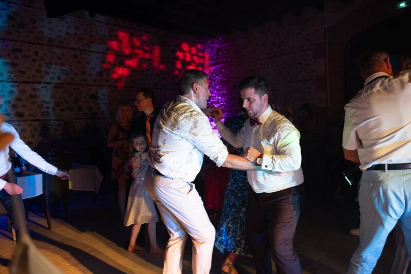photo d'un marié lors de la soirée en train de danser avec un monsieur
