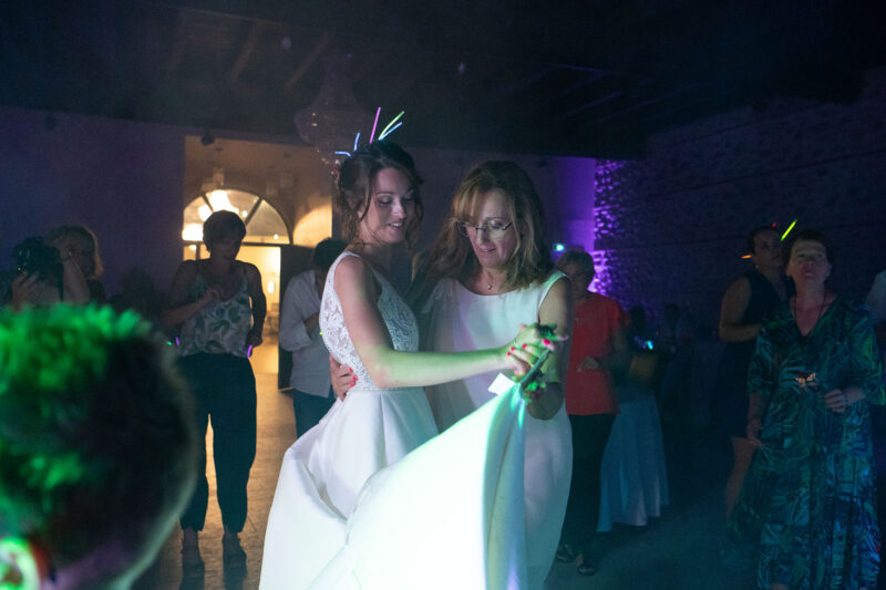 photo d'une mariée lors de la soirée en train de danser avec une dame