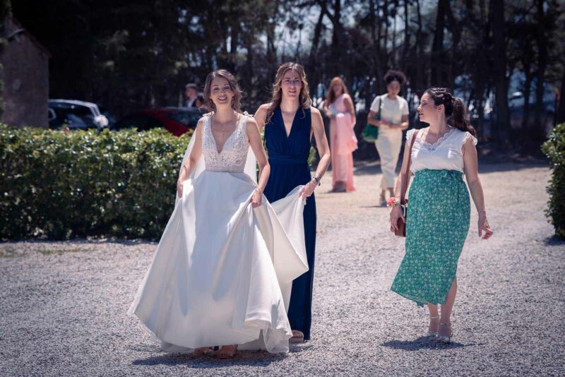 la mariée marchant avec deux jeunes femmes