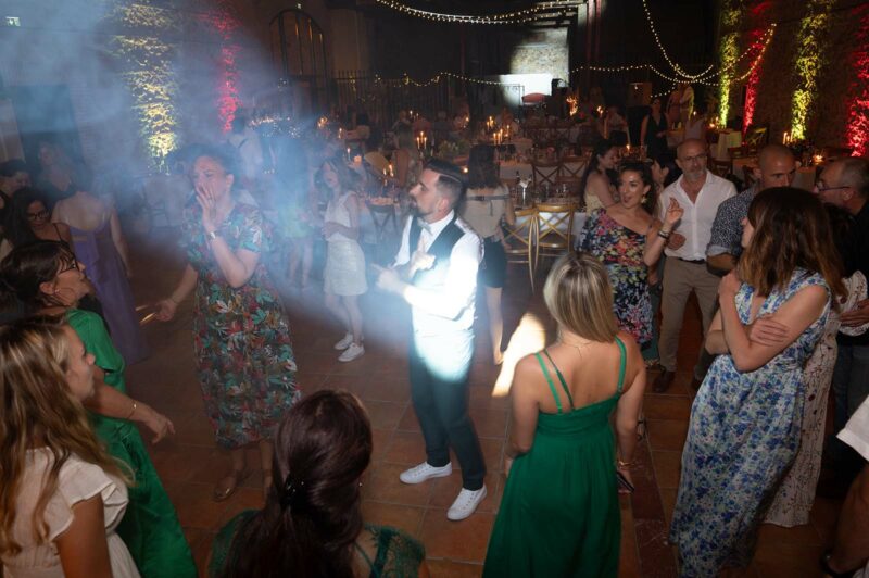 photo de la piste de danse lors d'un mariage où le marié est principalement éclairé
