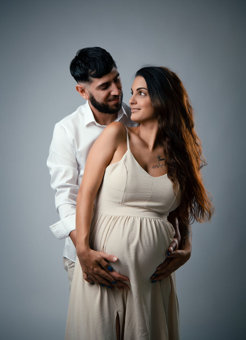 portrait studio d'un couple dont la femme est enceinte