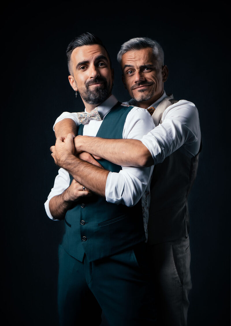 photo studio de deux hommes en costume se prenant dans les bras