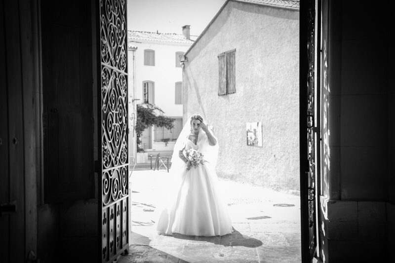 photo noir et blanc d'une mariée attendant de rentrer à l'église