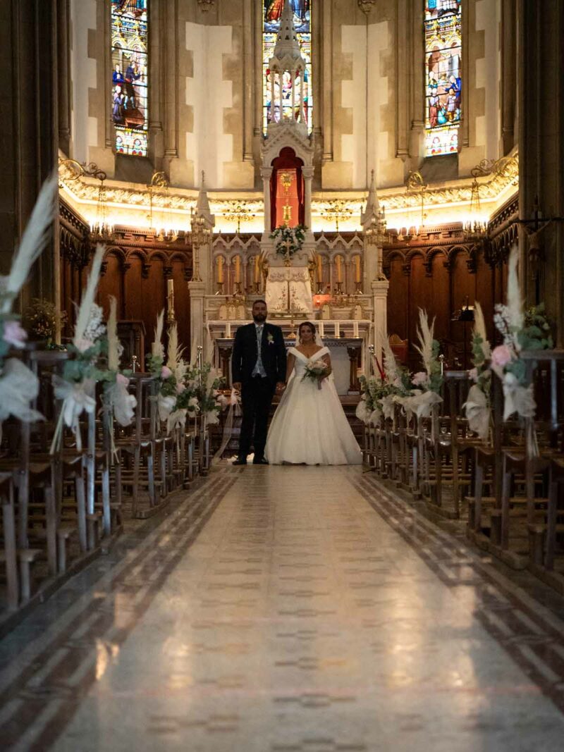 photo des mariés dans l'allée d'une église