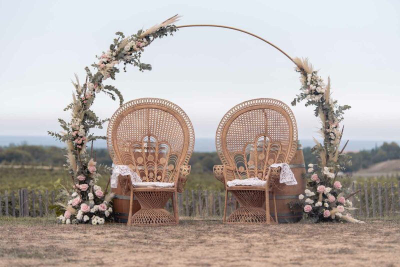 deux fauteuils Emmanuelle sous une arche fleurie
