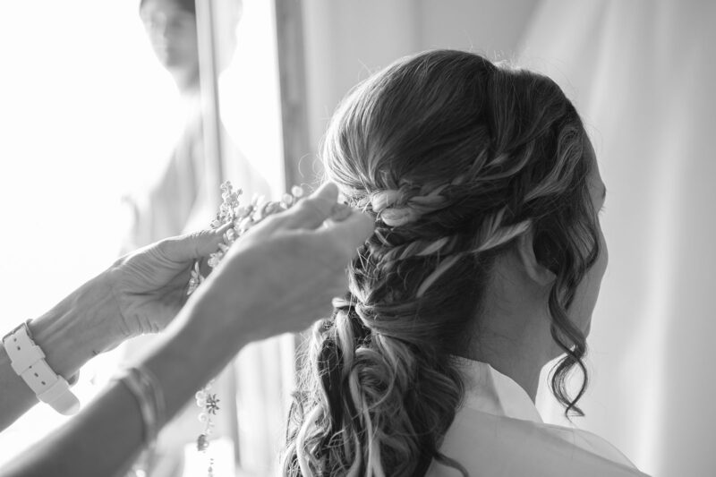 gros plan noir et blanc sur une coiffure de mariée