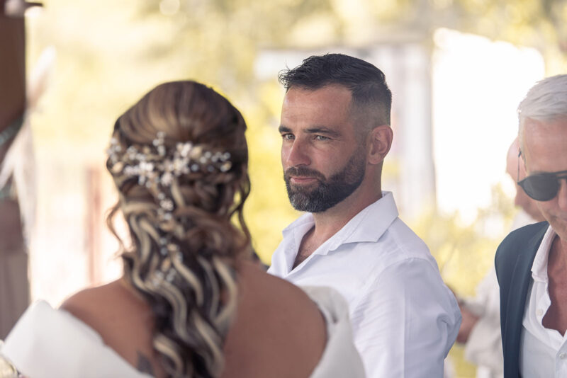 photo d'un homme discutant avec une mariée