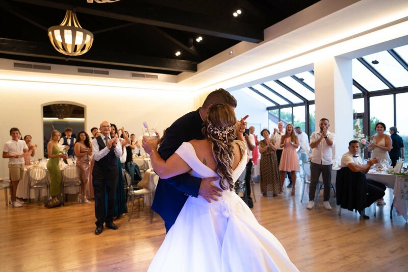 deux mariés en train de danser dans une salle