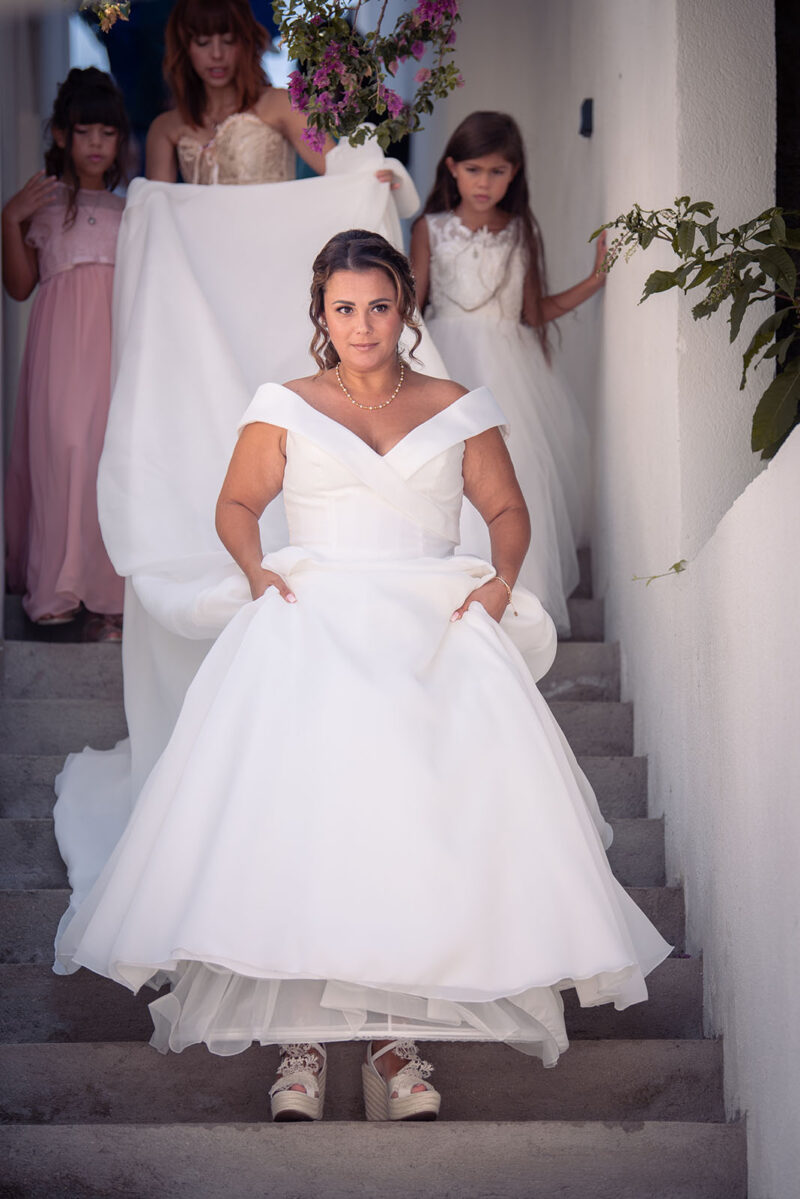 photo d'une mariée en train de descendre des escaliers