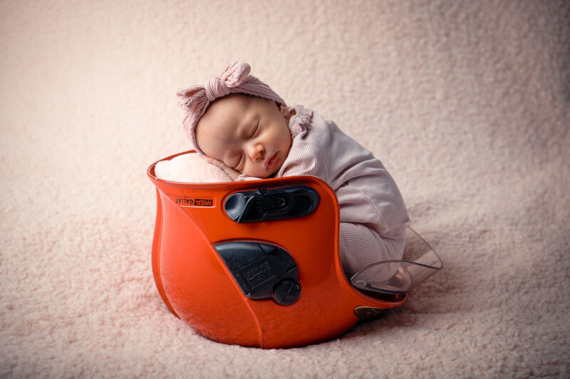 photo studio d'un bébé dans un casque de pompier