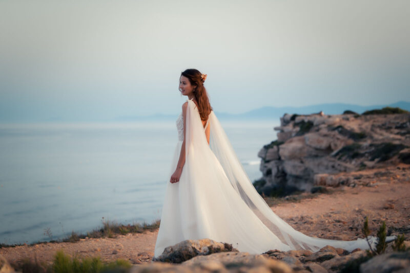 mariée sur une falaise et regarder vers la mer