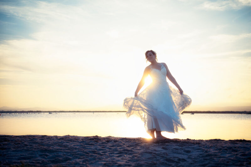 mariée dansant pieds nus sur la plage