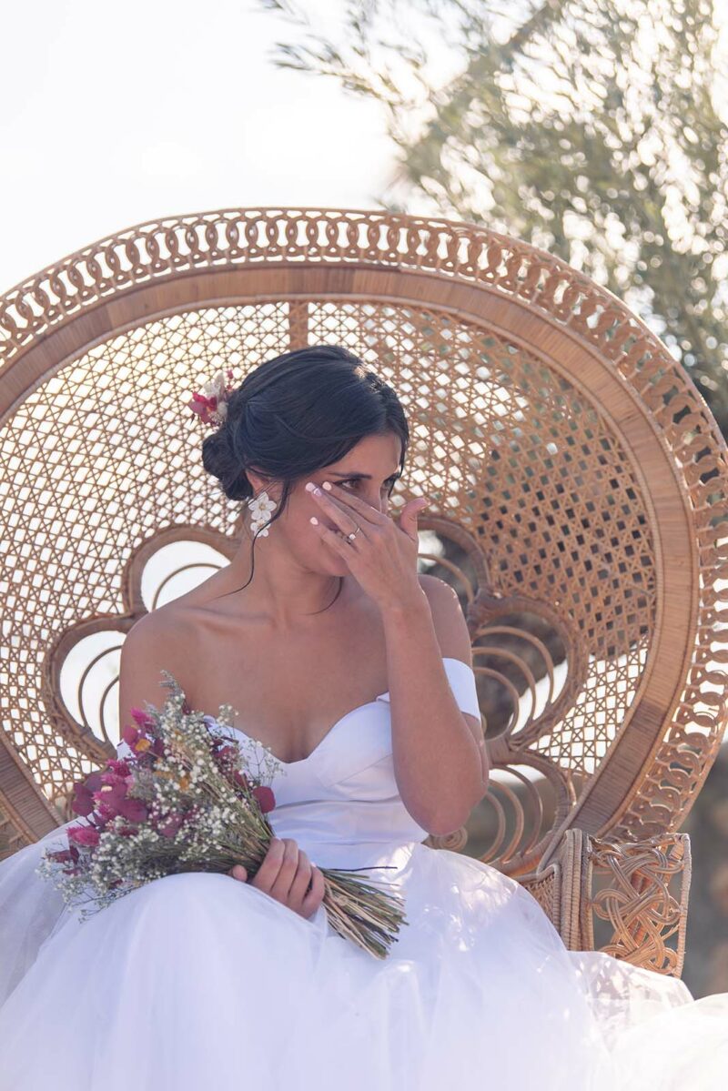 mariée assise sur un fauteuil Emmanuelle s'essuyant le visage