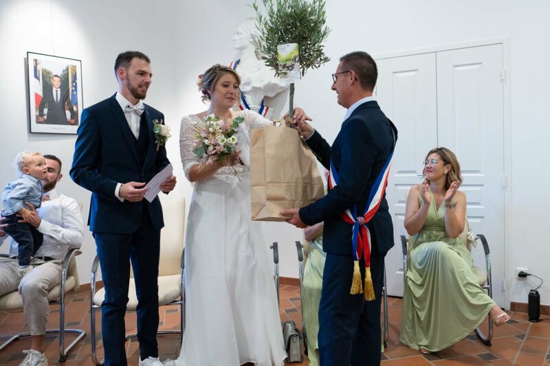 cérémonie civile d'un mariage où le maire offre un olivier aux mariés