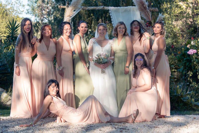 photo de groupe avec une mariée accompagnée de ses demoiselles d'honneur et de ses témoins