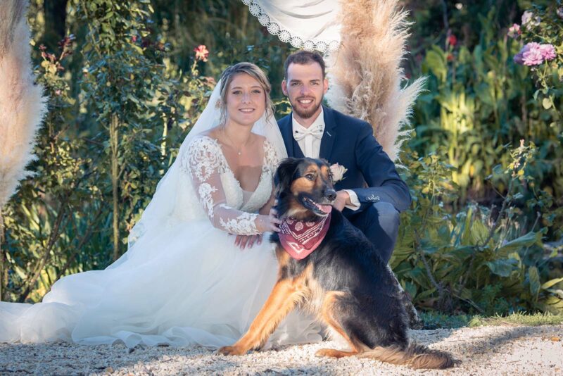 photo de couple de mariés avec leur chien