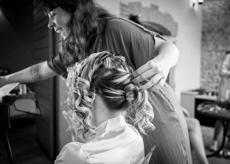 photo noir et blanc d'une femme en train de se faire coiffer