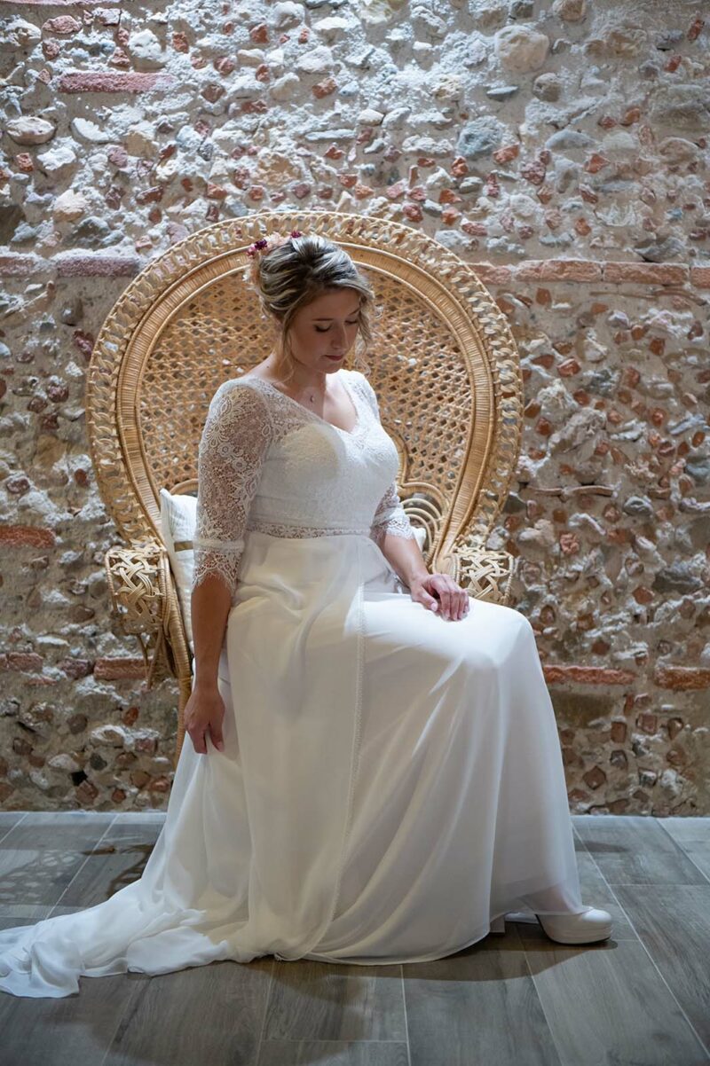 jeune fille en robe de mariée assise sur un fauteuil Emmanuelle