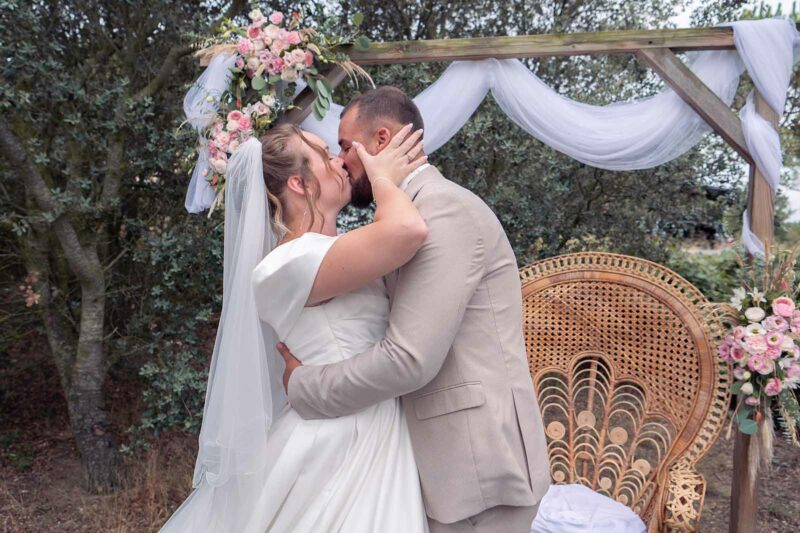 couple de mariés s'embrassant lors de la cérémonie laïque de leur mariage