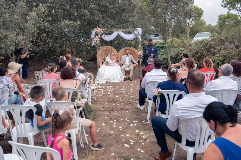 couple de mariés assis dans des fauteuil Emmanuelle lors de la cérémonie laïque