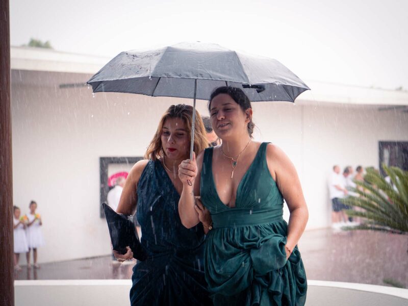 deux dames marchant sous la pluie avec un parapluie