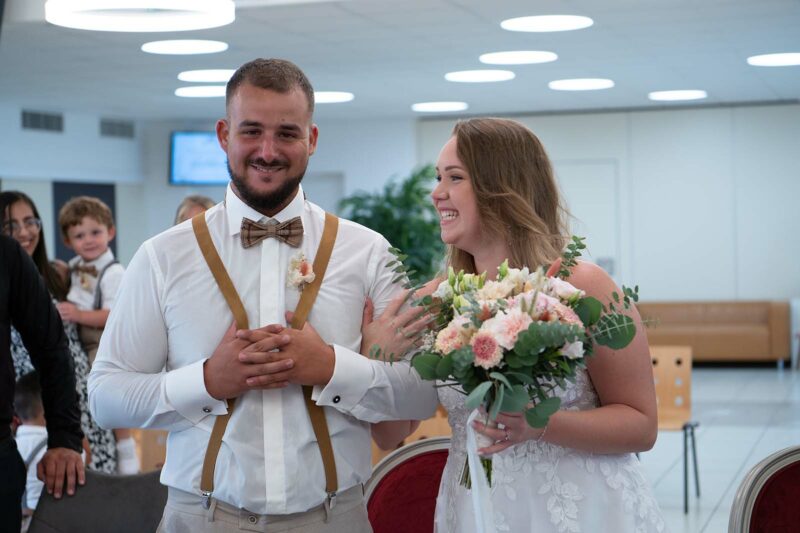 couple de jeune mariés souriant lors de la cérémonie civile de leur mariage