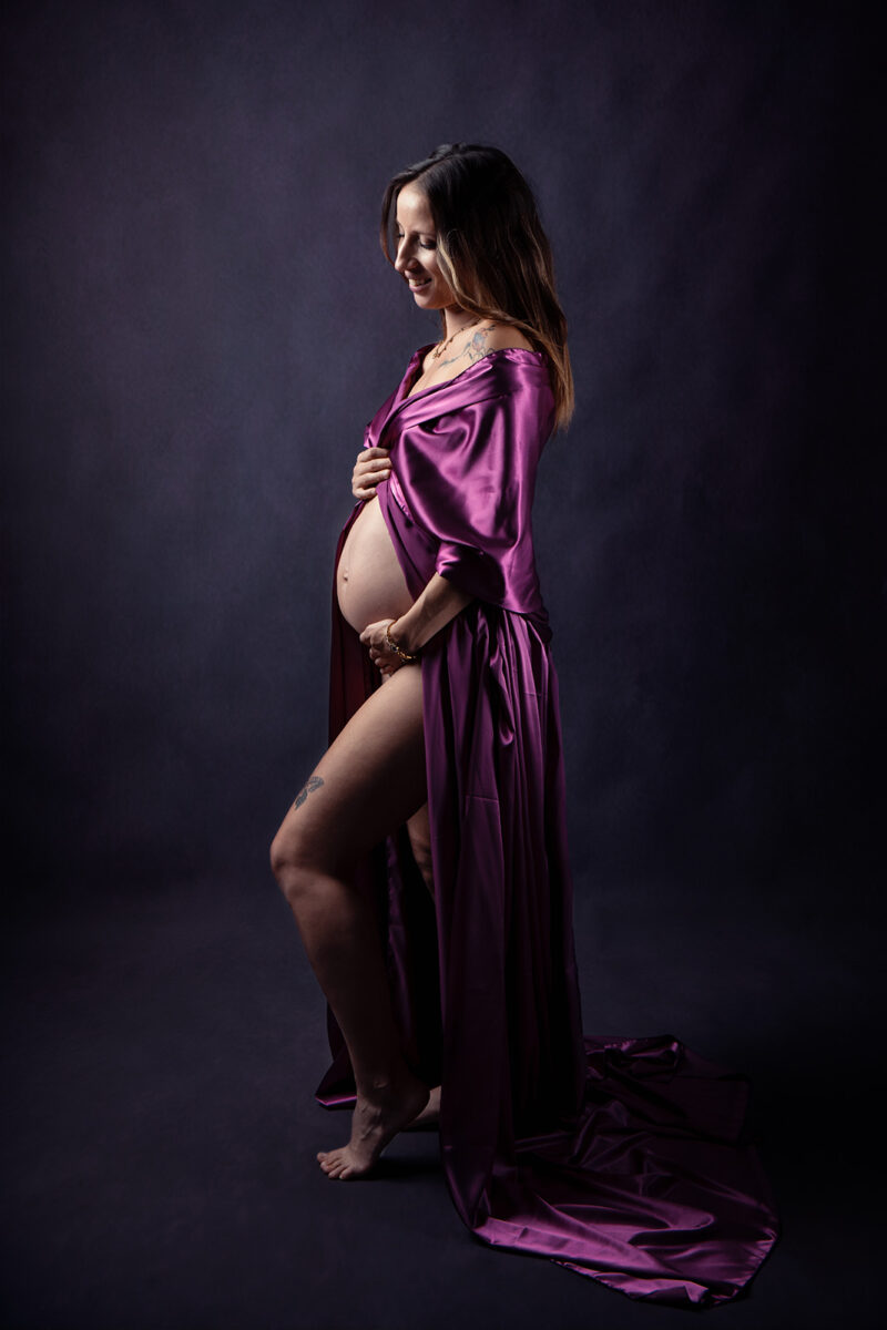 photo studio d'une femme enceinte habillée d'un voile rose