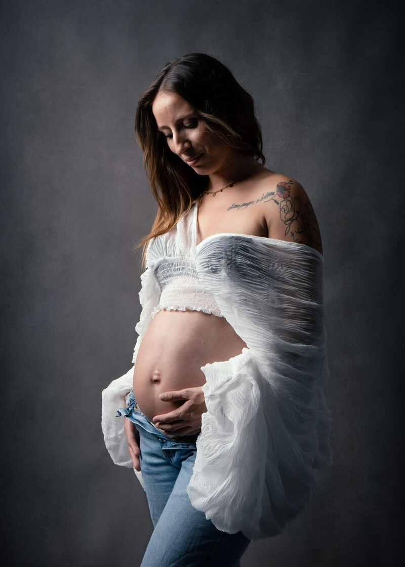 photo studio d'une femme enceinte habillée d'un crop top blanc fluide