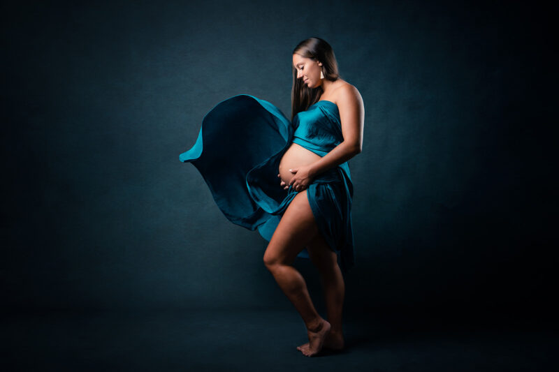 photo studio d'une femme enceinte habillée d'un voile qui vole