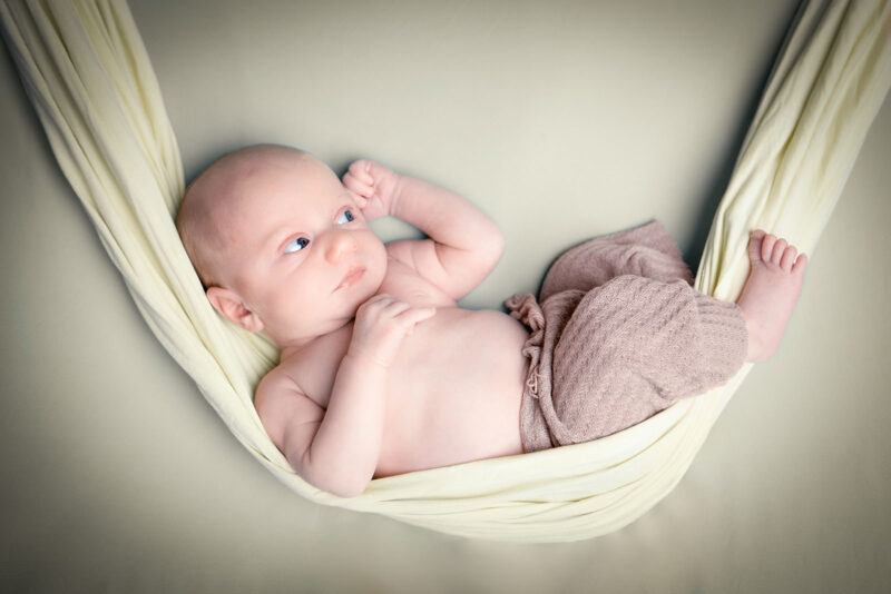 photo d'un bébé d'an un hamac formé avec du tissu