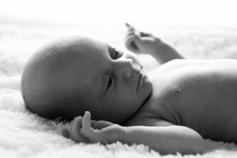 photo noir et blanc d'un visage de bébé en contre jour