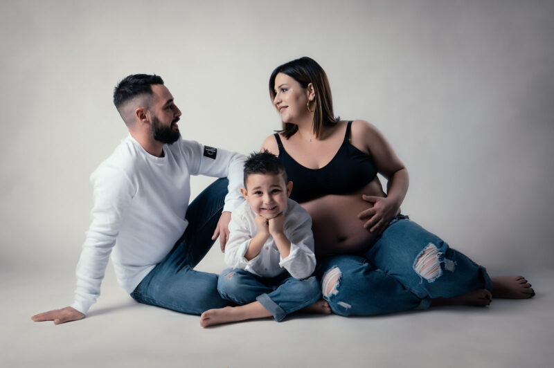 photo studio d'une maman enceinte avec son fils et son marie